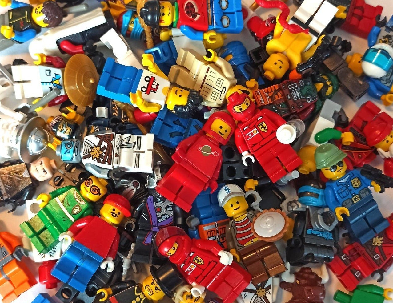 10 Stück zufällige zusammengestellte LEGO® Minifiguren  mit Kopfbedeckung & Accessoires
