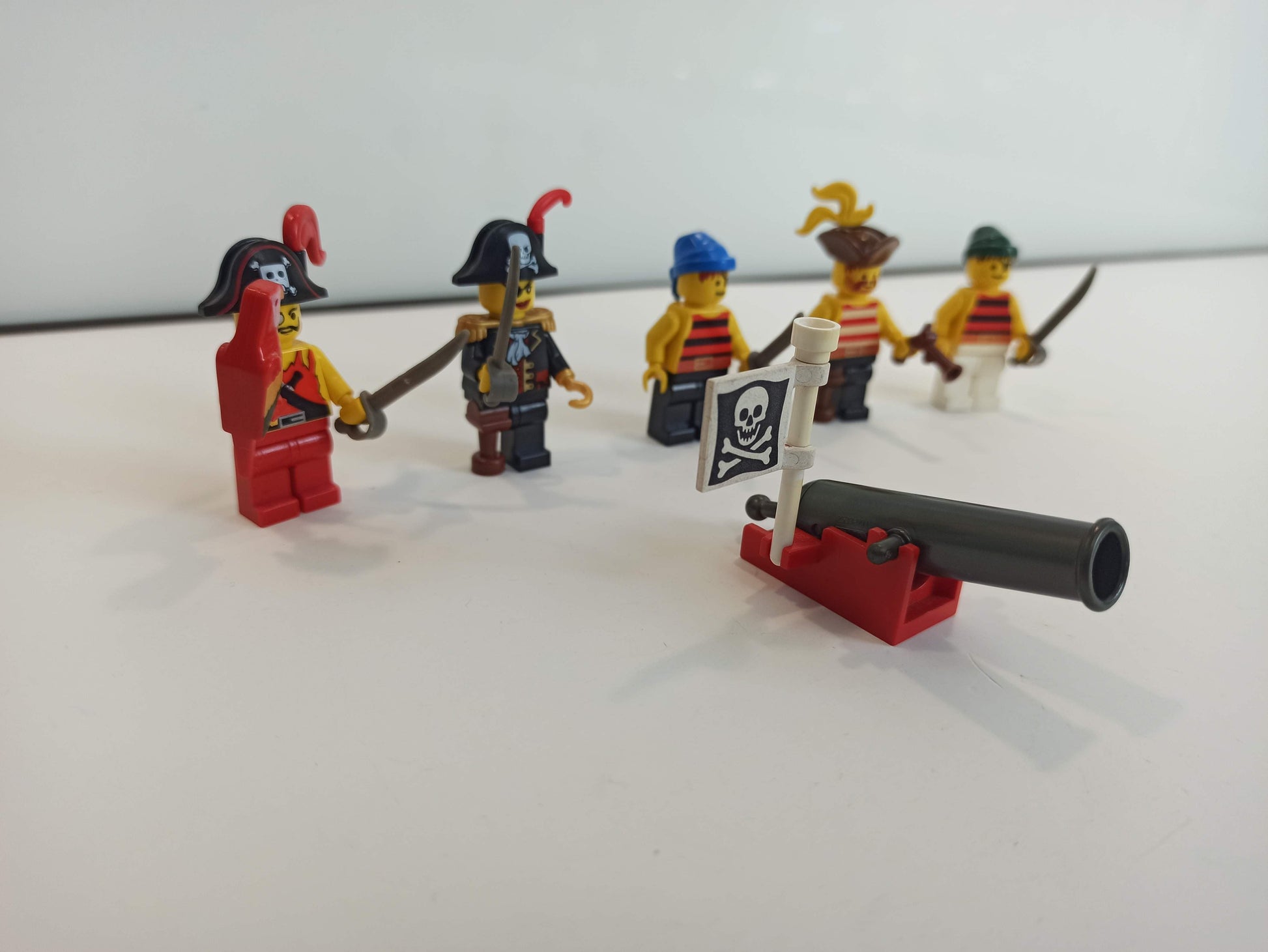 LEGO®  Sortiment 5 Piraten Mini-Figuren mit Zubehör - Peer Online Shop