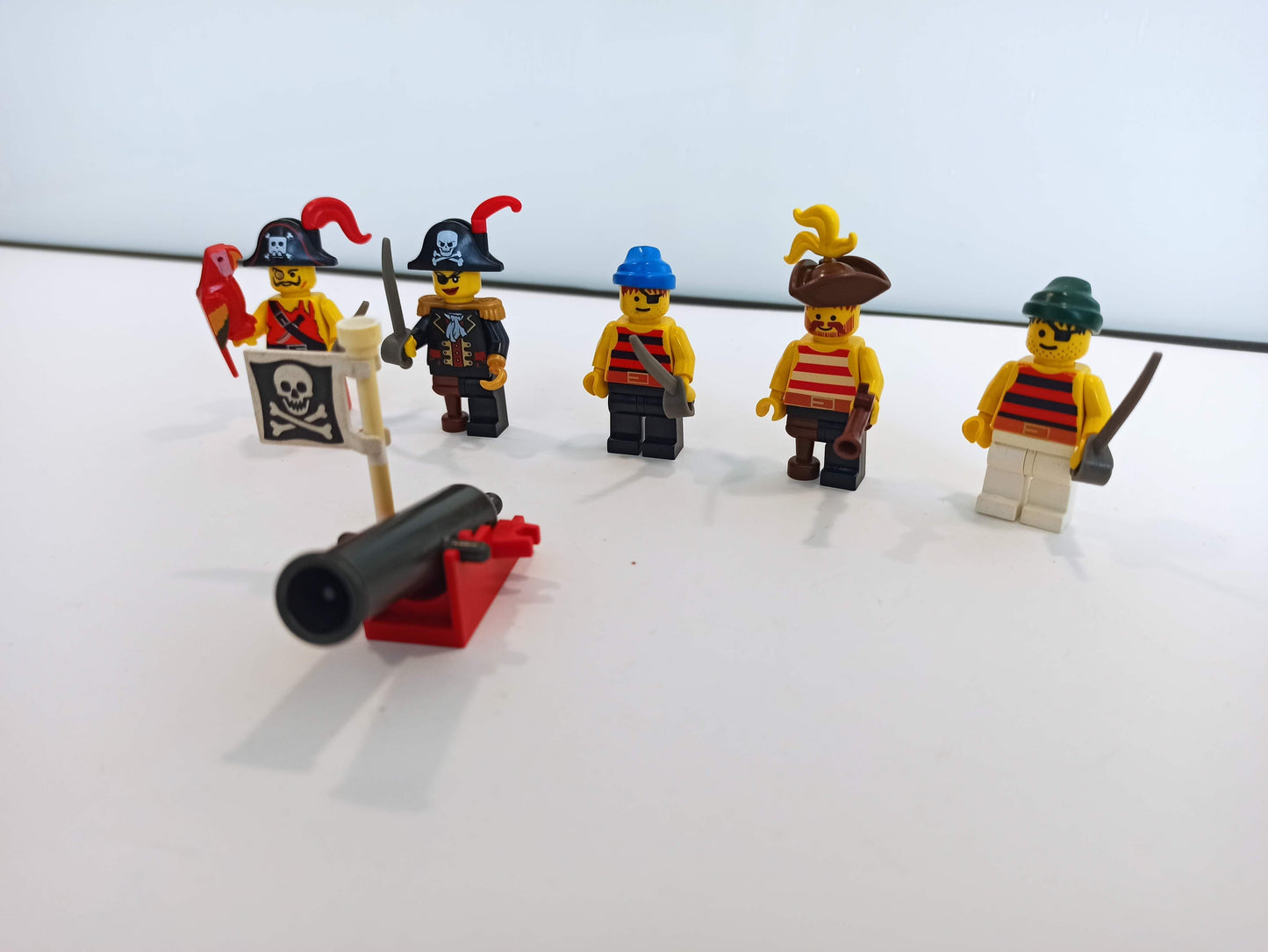 LEGO®  Sortiment 5 Piraten Mini-Figuren mit Zubehör - Peer Online Shop
